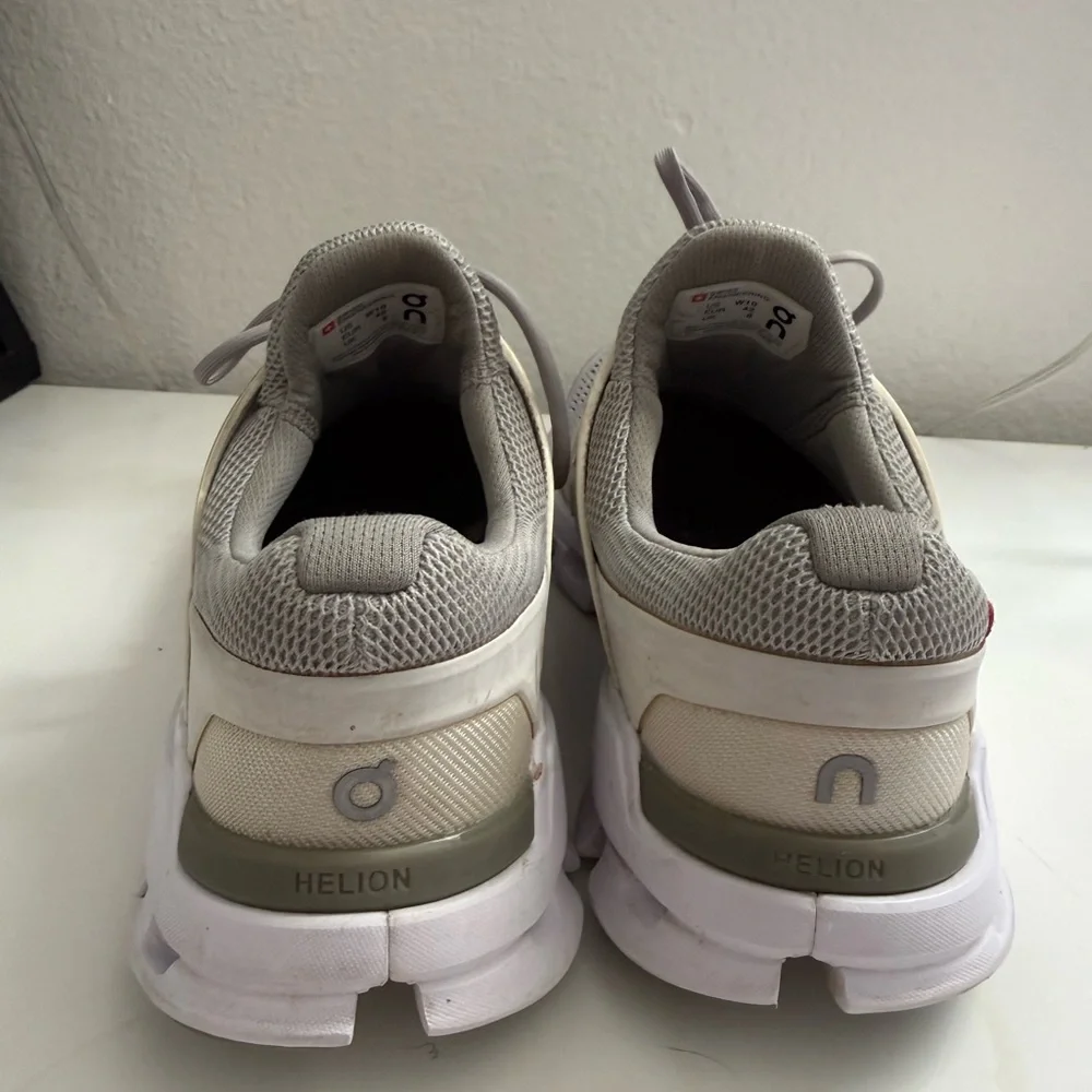 On Running women size 10
Gray Athletic Shoes - Picture 5 of 9